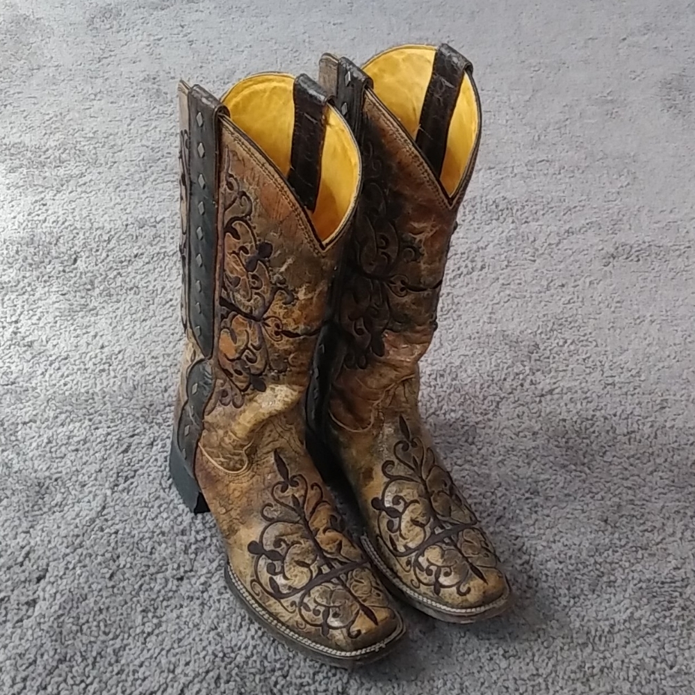 Narrow square toe Corral cowboy boots